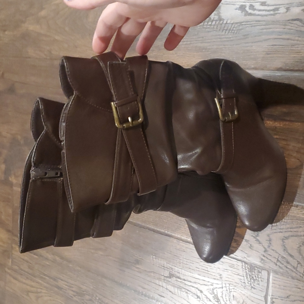 Women's brown size 5 boot